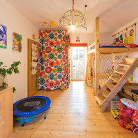 Dětský pokoj s dveřmi na dvorek